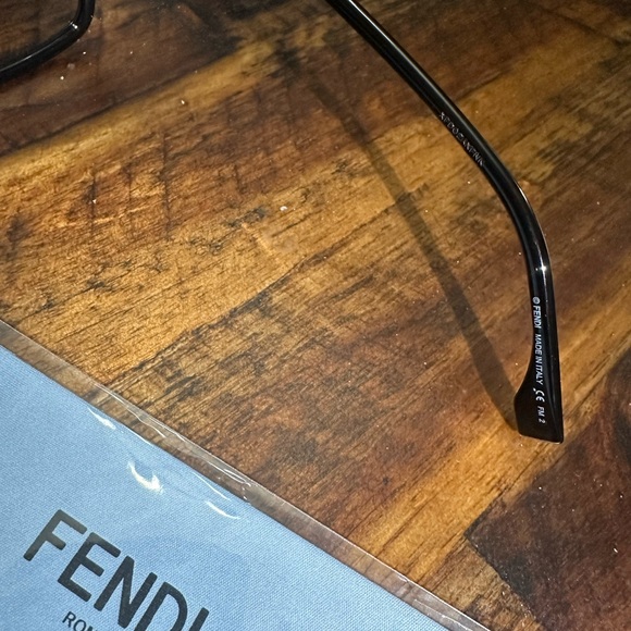 Fendi Oversized Sunglasses - Picture 7 of 10